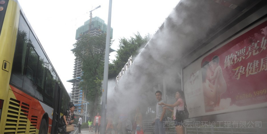 夏天公交站臺等車(chē)太熱！噴霧降溫來(lái)解決！